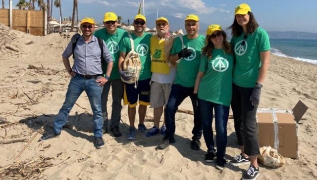 Volunteers at IP’s Catania Plant Help Clean Local Beach