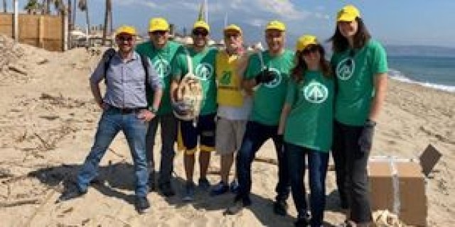 Volunteers at IP’s Catania Plant Help Clean Local Beach